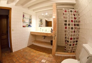 Ducha, secador de pelo, toallas, jabón