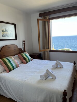 3 bedrooms, iron/ironing board, travel cot, free WiFi - Apartment located on the seafront with communal swimming pool (Santanyí)