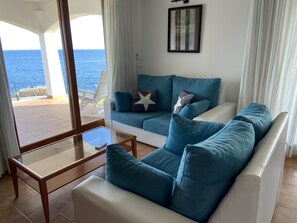 TV - Apartment located on the seafront with communal swimming pool (Santanyí)