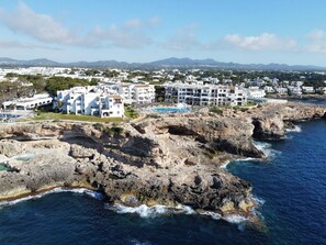 Aerial view - Apartment located on the seafront with communal swimming pool (Santanyí)