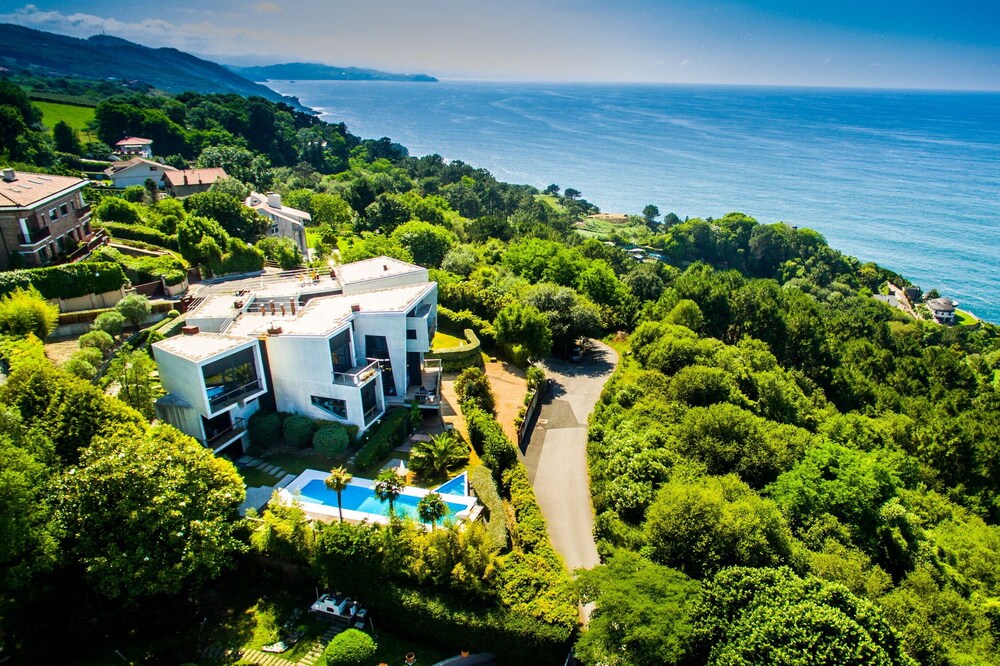 Beautiful villa with panoramic views of the sea Amezti 58