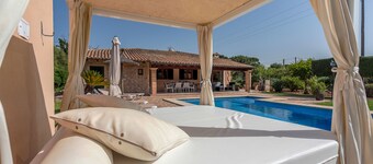 Quiet villa with private pool near to Pollensa .  WI-FI .Balinese bed.