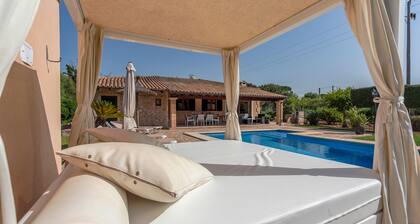 quiet villa with private pool near the village