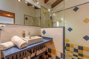 Duschwanne, Haartrockner, Bidet, Handtücher