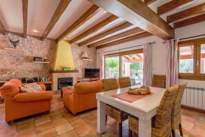 تلفزيون ذكي، مدفأة، مشغل دي في دي، تنس طاولة