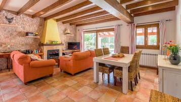 Smart-TV, Kamin, DVD-Player, Tischtennisplatte