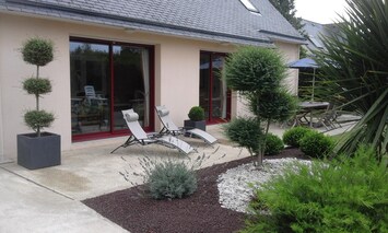 Façade sud donnant sur le beau jardin
