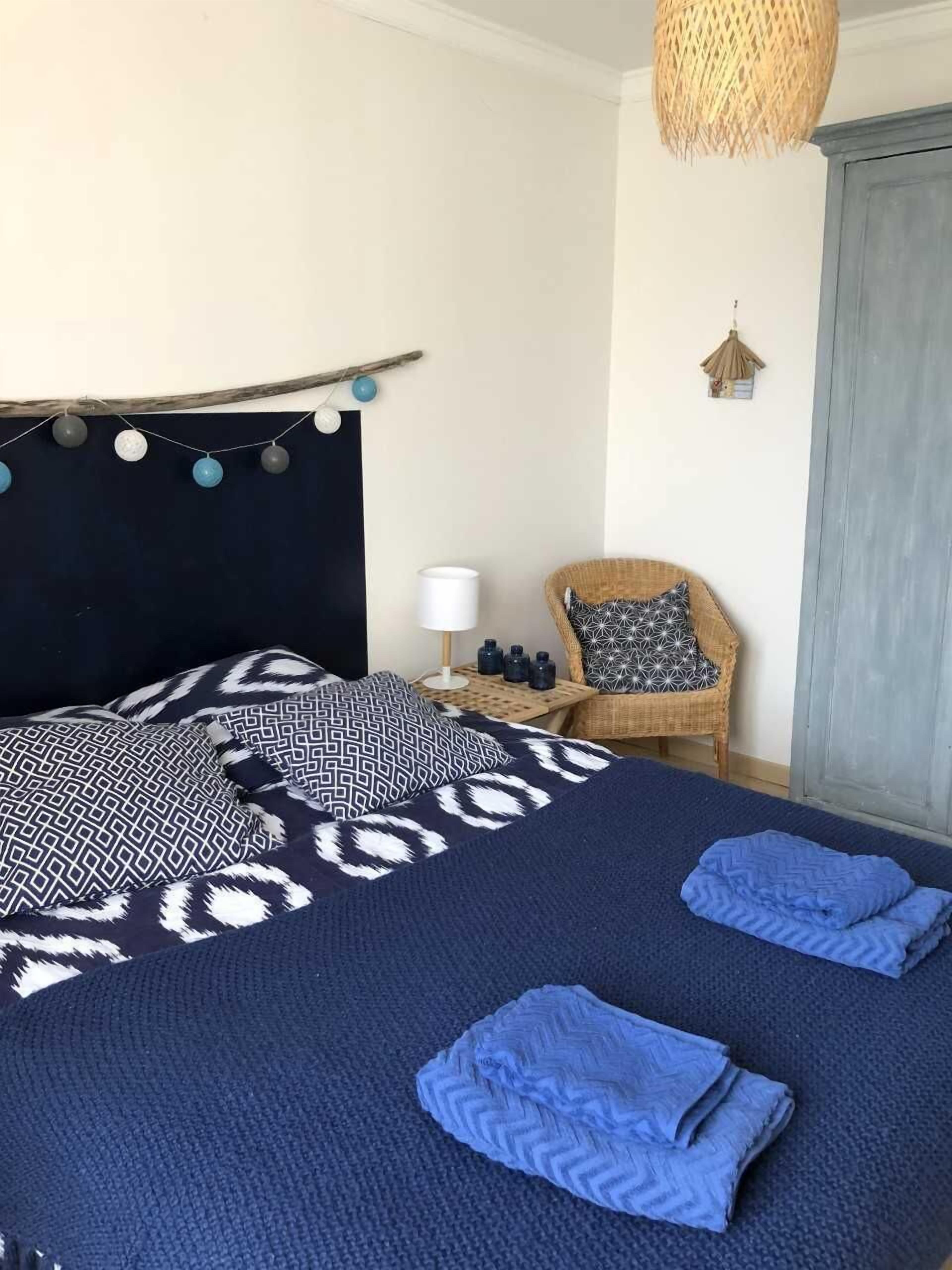 3 chambres, coffres-forts dans les chambres, fer et planche à repasser