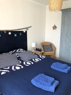 3 chambres, coffres-forts dans les chambres, fer et planche à repasser