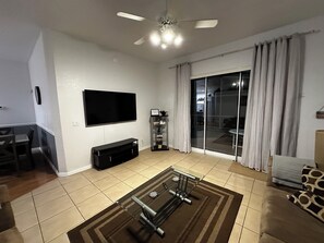 TV connectée, jeux vidéo, baby-foot, livres