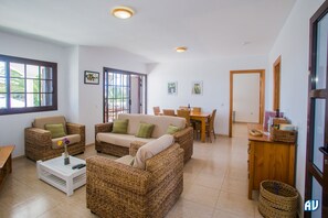 Televisie, een dvd-speler en een stereo