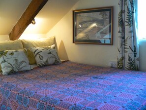 1 bedroom, WiFi - One Room Cottage 1 mile from the sea set In Dyffryn Fernant Garden (Fishguard)