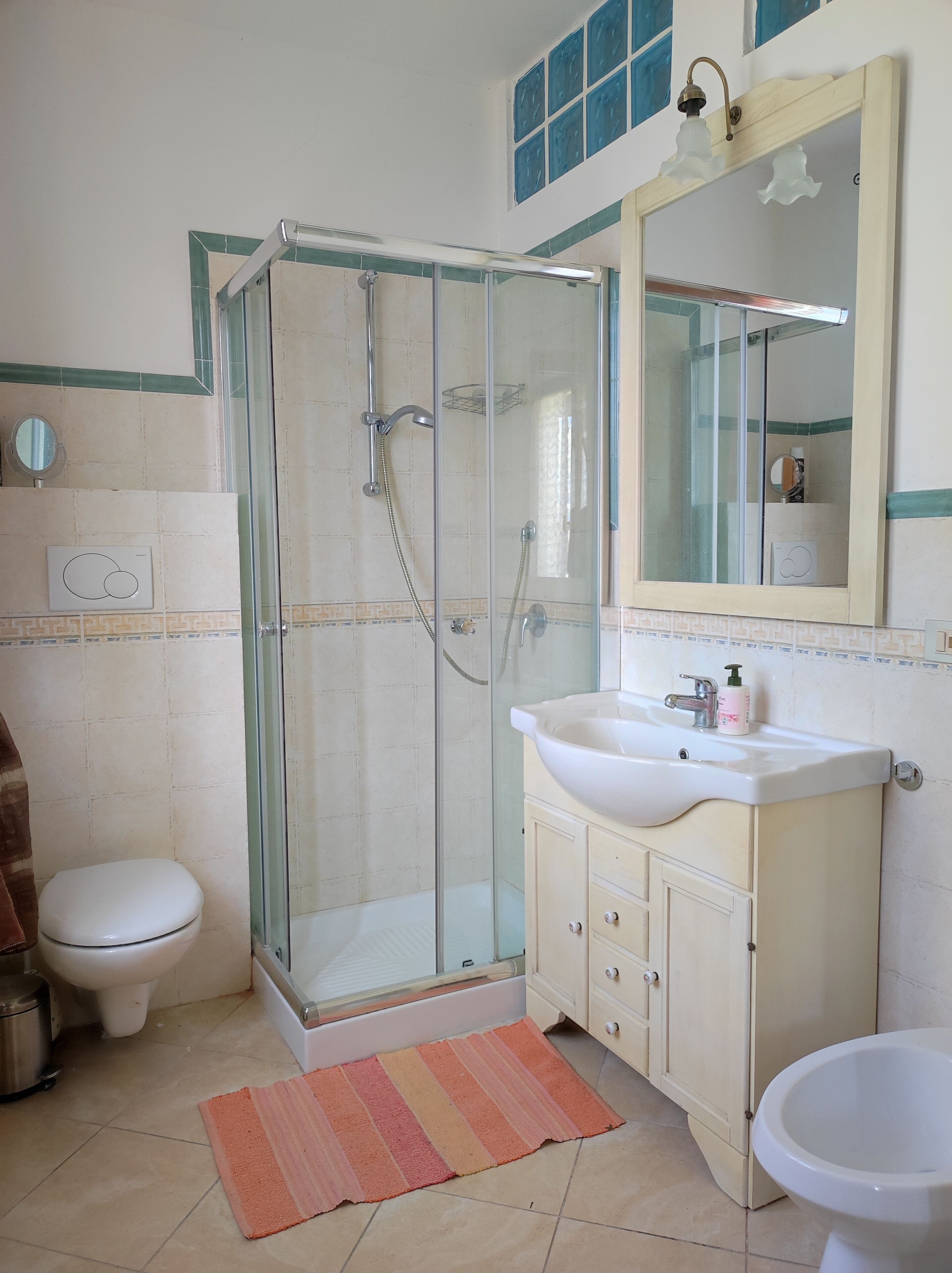 Duschwanne, Bidet, Handtücher