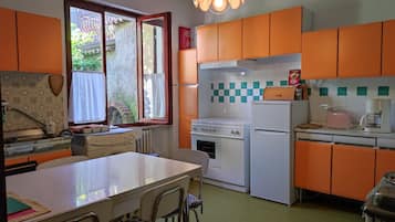 Fridge, oven, stovetop, coffee/tea maker