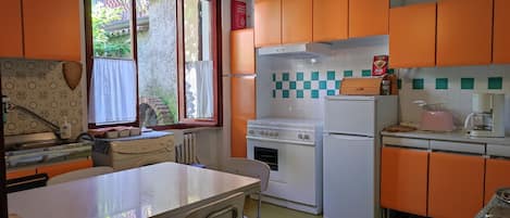 Refrigerador, horno, parrilla de estufa y cafetera y tetera