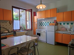 Fridge, oven, stovetop, coffee/tea maker