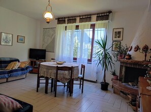 Televisie en een open haard