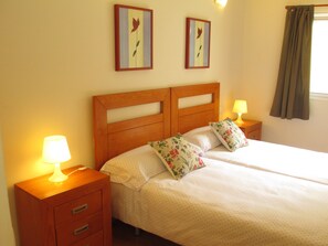 2 quartos, ferros/tábuas de passar roupa, berço de viagem