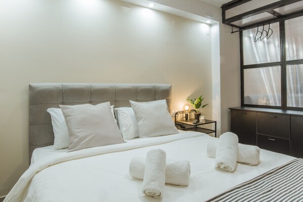 2 bedrooms, iron/ironing board, WiFi, bed sheets - Ancient Agora Industrial City Suite (Thessaloniki)