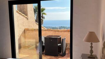 4 habitaciones, escritorio y tabla de planchar con plancha