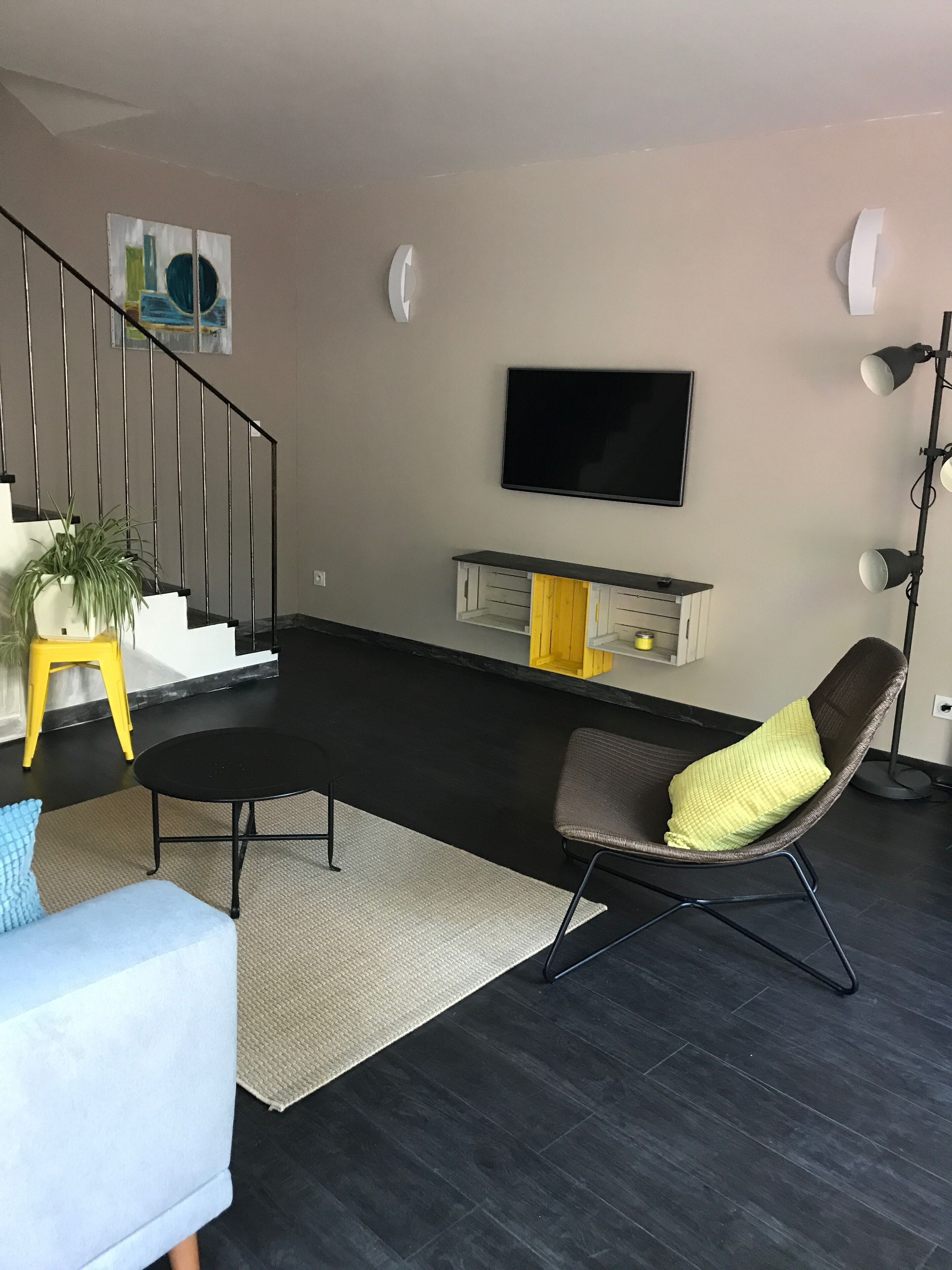 Independent village house rental with courtyard, terrace and pool.