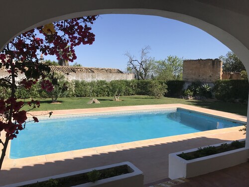 Maison calme idéalement située avec jardin et grande piscine tout confort