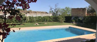 Quiet house ideally located with garden and large swimming pool with all comforts