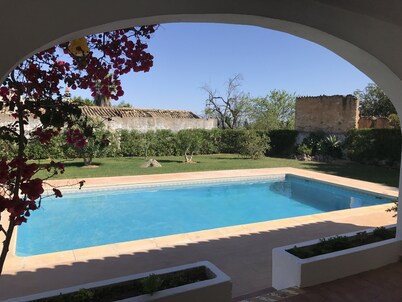 Quiet house ideally located with garden and large swimming pool with all comforts