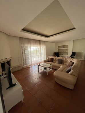 TV connectée, lecteur de DVD, livres