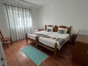 3 chambres, coffres-forts dans les chambres, fer et planche Ă repasser