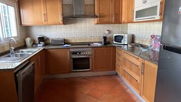 Køleskab, mikrobølgeovn, ovn, kogeplade