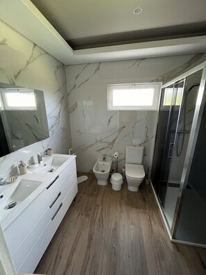 Baignoire, sèche-cheveux, bidet, serviettes fournies