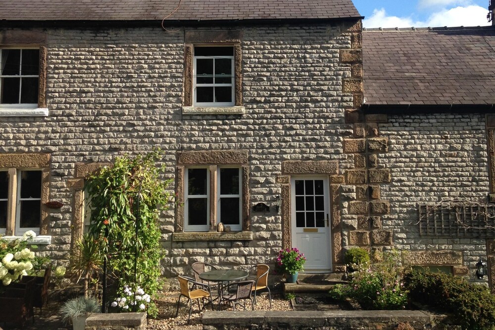 Bakewell One Bedroom Cottage In A Peaceful Location With Parking Space.
