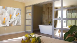 A modern bathroom with a bathtub, a shower area, and a large mirror. - Sea view. Swimming pool 8x4m. Very quiet location. 150m2 (Fréjus)