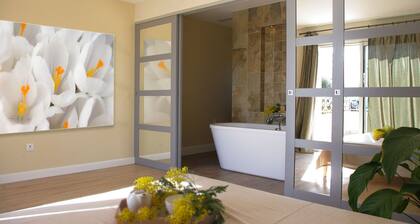 Blick aufs Meer. 8x4m Schwimmbad. Sehr ruhig 150m2