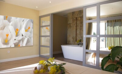 Sea view. Swimming pool 8x4m. Very quiet location. 150m2