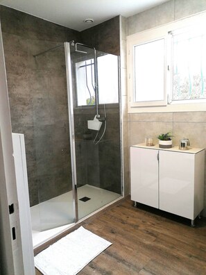 Bathtub, hair dryer, toilet paper - House with garden near Pontaillac beach (surf school + casino) (Vaux-Sur-Mer)