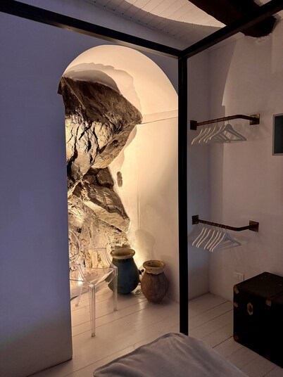 UNIQUE, THE ROCK HOUSE