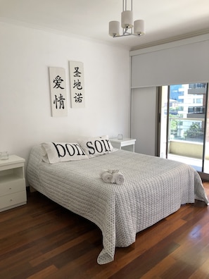 2 habitaciones, cortinas blackout y tabla de planchar con plancha