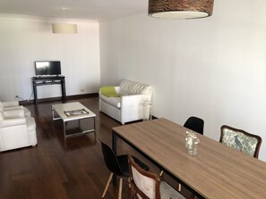 Apartment, 2 Schlafzimmer, Nichtraucher, Kanalblick | Essbereich im Zimmer