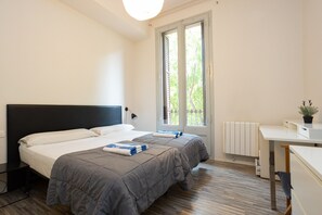 3 bedrooms, iron/ironing board, free WiFi, bed sheets - CASANOVA ELEGANCE, excellent apartment, excellent location in Barcelona center (Barcelona)