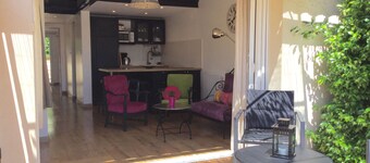 GITE PRES DU JASMIN avec PISCINE et JARDIN / OFFRE SPÉCIALE POUR LES W.E. DE MAI