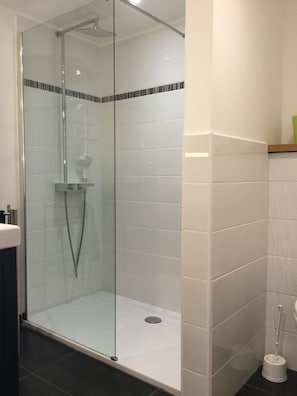 Douche, sèche-cheveux, serviettes fournies, savon