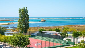 A coastal sports court with a view of the sea and a small island. - Fuzeta beach apartment 1 - Free Wifi (Olhao)