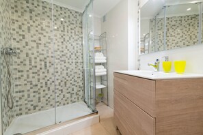 Combined shower/tub, hair dryer, towels, soap