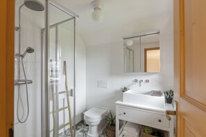 Dusche, Haartrockner, Handtücher, Toilettenpapier