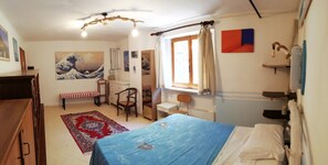 2 habitaciones, tabla de planchar con plancha y cuna de viaje 