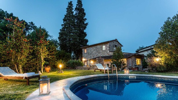A swimming pool with a stone house in the background, surrounded by trees and a lawn. - A secret sweet idyllic retreat for 2 couples with private pool & air conditionin (Pieve di Compito)