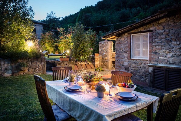 Outdoor dining - A secret sweet idyllic retreat for 2 couples with private pool & air conditionin (Pieve di Compito)