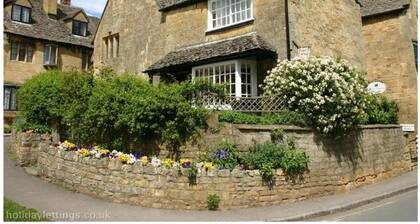 Grade II Listed Cotswolds Self Catering Accommodation. VisitEngland 4****